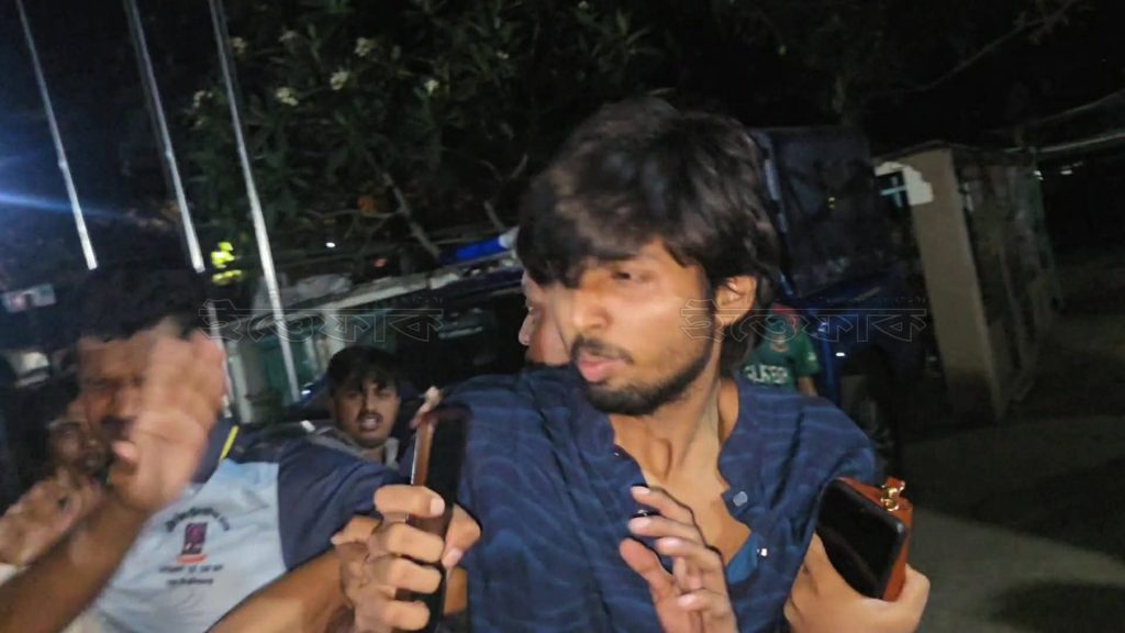 থানার ভেতরে ডাকসু নেতা সেই মব মাষ্টারকে গণধোলাই, শাহবাগে ছাত্রদল-শিবির উত্তেজনা
