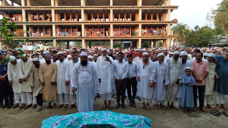 প্রিয় কর্মীর মৃত্যুতে অশ্রুসিক্ত কায়কোবাদ—জানাজায় কান্নায় ভেঙে পড়লেন ধর্মমন্ত্রী 1 IMG 20260413 WA0074