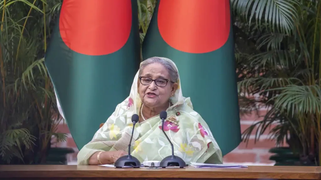 কীভাবে হাসিনাকে ‘বন্দি’ করে পতন ত্বরান্বিত করেছিলেন শীর্ষ সেনাকর্মকর্তারা