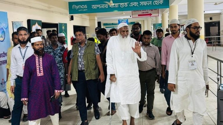 রাতভর হাজী ক্যাম্পে ধর্মমন্ত্রী কায়কোবাদ—হজযাত্রীদের সেবায় সরাসরি তদারকি 1 img 69e4b7bf414b4