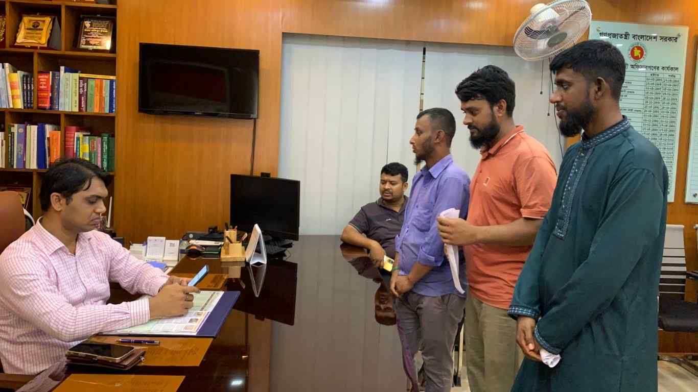ঈদ বোনাসের দাবিতে দপ্তরীদের অবস্থান