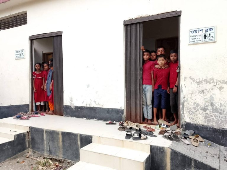 কোটালীপাড়ায় ঝুঁকিপূর্ণ স্কুল ভবন, ঝড়ে ওয়াস ব্লকে আশ্রয় 1 IMG 20260503 WA0000