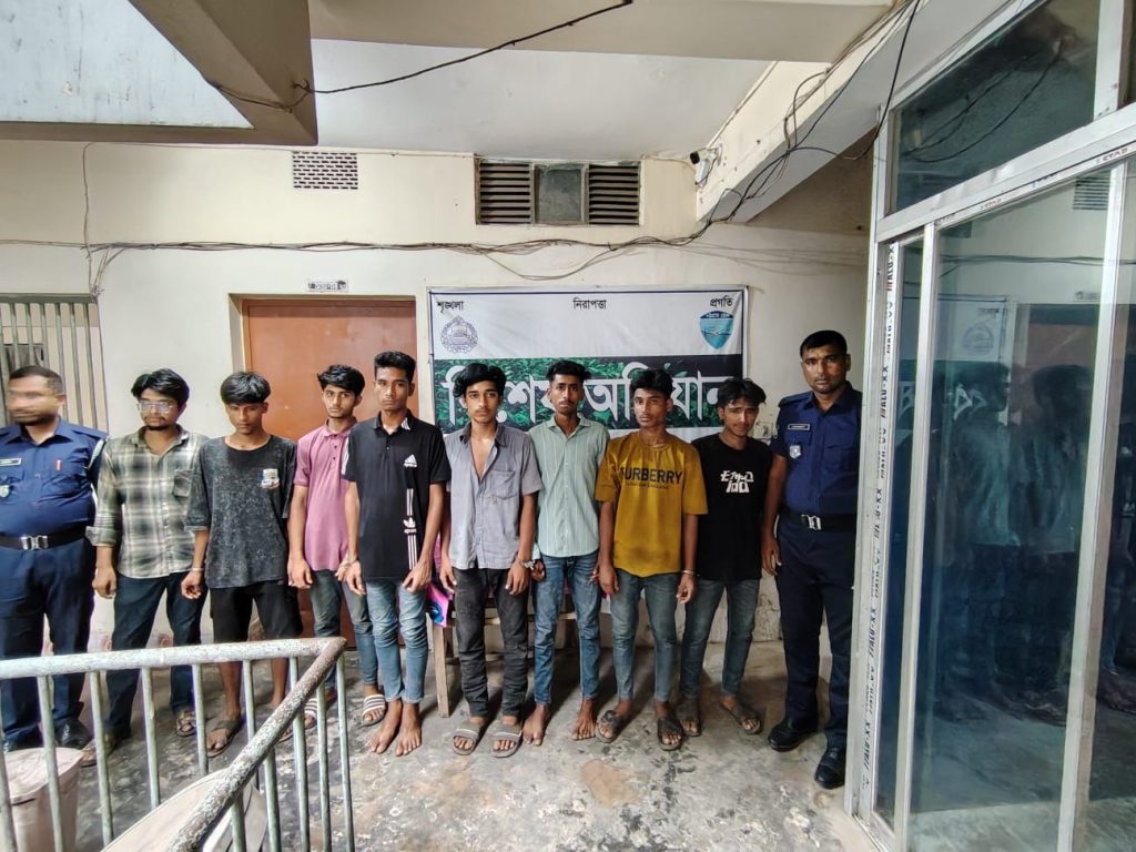 দেবীদ্বারে কিশোর গ্যাংয়ের ৮ সদস্য আটক, এলাকায় আতঙ্ক