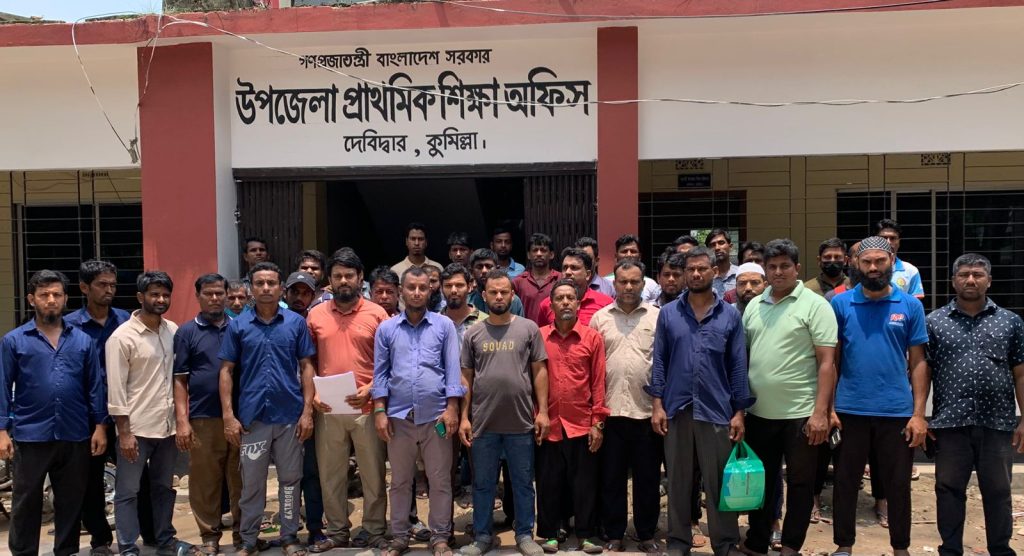 ঈদ বোনাসের দাবিতে দপ্তরীদের অবস্থান, ৬ ঘণ্টা অপেক্ষার পর খালি হাতে ফেরা