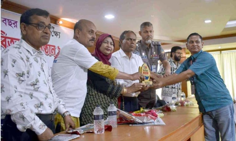 আখিরা পত্রিকার বর্ষপূর্তিতে সেরা সংবাদদাতার মুকুট জিতলেন গাইবান্ধার আরিফ উদ্দিন 1 সেরা সংবাদদাতা সম্মাননা