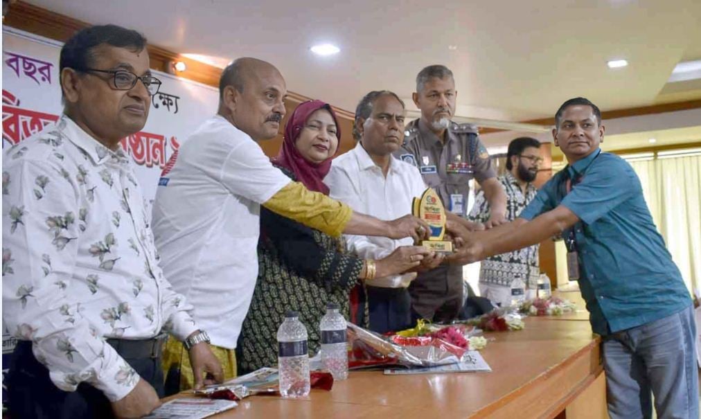 আখিরা পত্রিকার বর্ষপূর্তিতে সেরা সংবাদদাতার মুকুট জিতলেন গাইবান্ধার আরিফ উদ্দিন