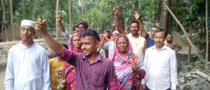 রাতের আঁধারে খাল কাটার অভিযোগে তোলপাড়, গাছ কেটে সাবাড়ের প্রতিবাদে বিক্ষোভ