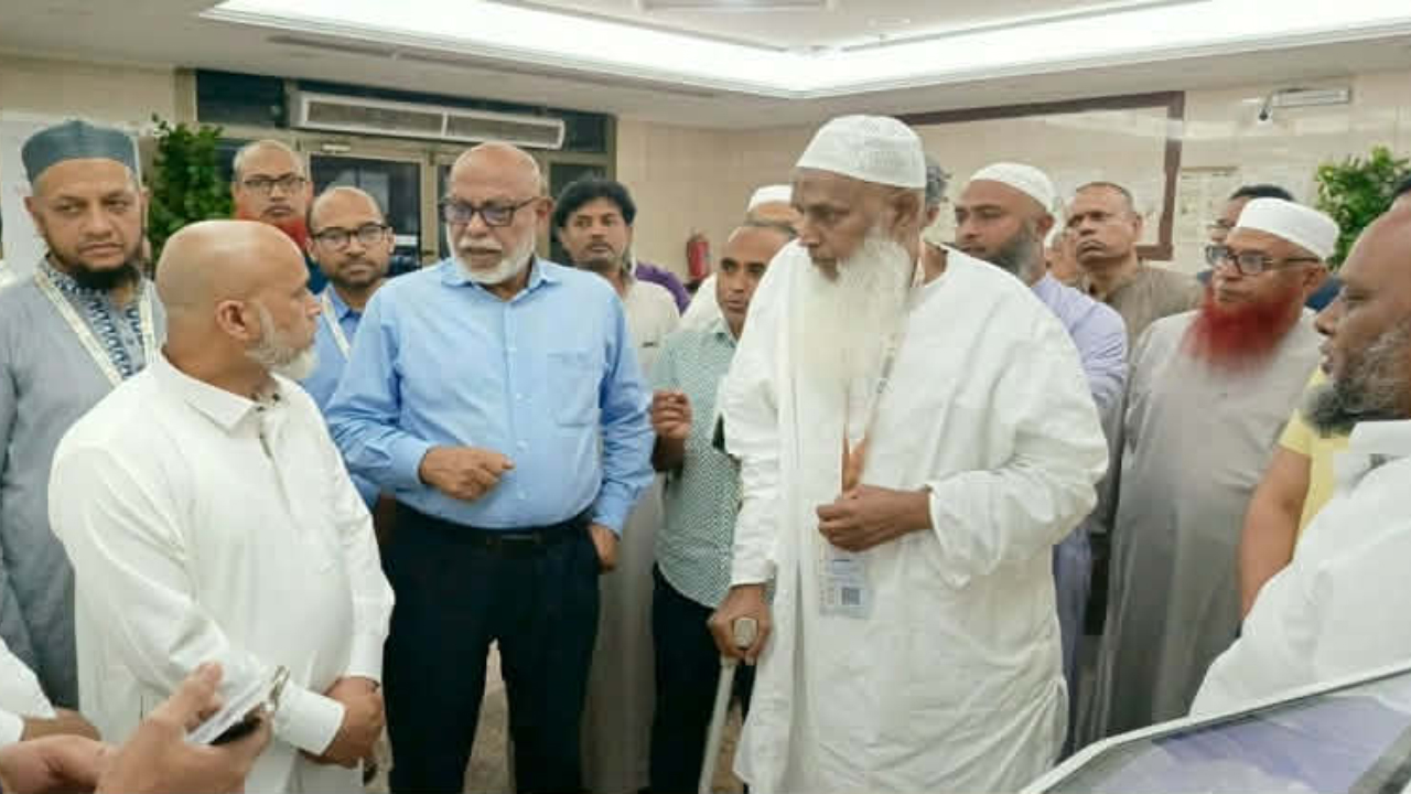 সৌদিতে হজ কার্যক্রমের তদারকির প্রথম দিনেই কর্মব্যস্ত ধর্মমন্ত্রী, হজ টিমকে কঠোর বার্তা
