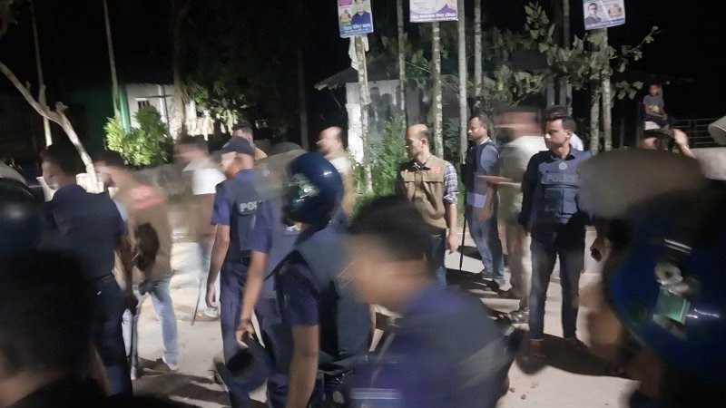 এবার মাইকে ঘোষণা দিয়ে ‘মব’ রাজনীতির পাল্টা জবাব, নোয়াখালীতে ছাত্রদল-আ.লীগ সংঘর্ষে জ্বলল মোটরসাইকেল-কার্যালয়