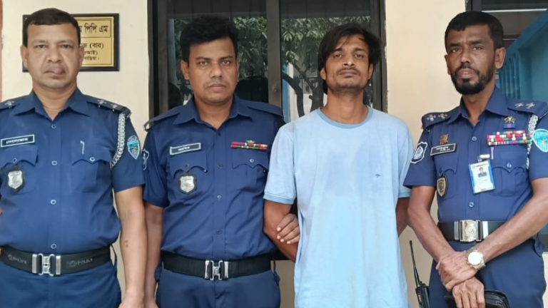 অস্ত্রসহ শীর্ষ ছিনতাইকারী রিগান গ্রেপ্তার, রয়েছে হত্যা-ডাকাতিসহ ১৩ মামলা 1 শীর্ষ ছিনতাইকারী রিগান