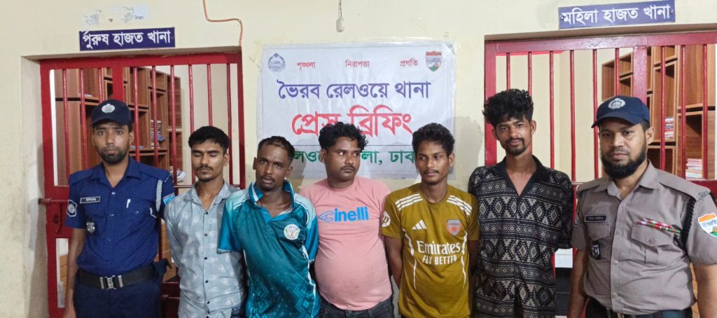 ট্রেনে যাত্রীদের মোবাইল ছিনতাই: ভৈরবে ৫ ছিনতাইকারীকে কারাদণ্ড