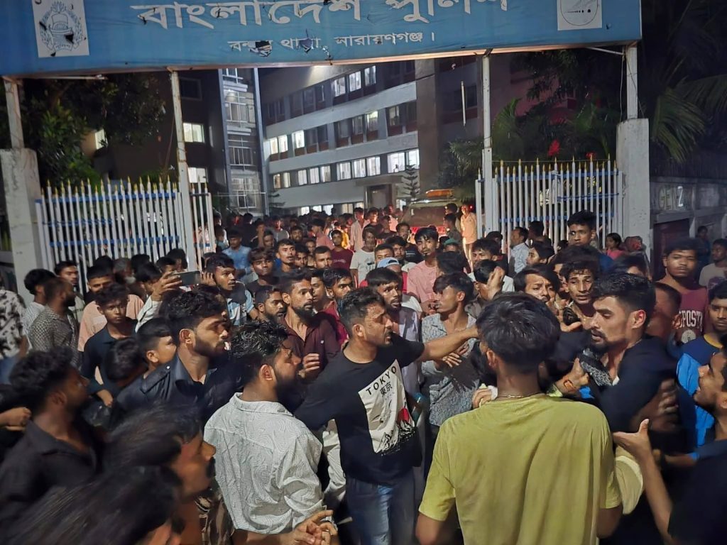 হত্যা মামলায় টাকা দাবির অভিযোগ, মরদেহ নিয়ে বন্দর থানা ঘেরাও