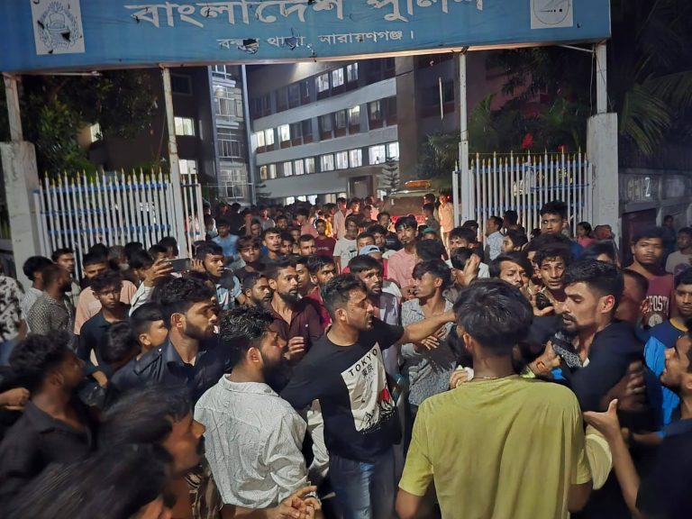 হত্যা মামলায় টাকা দাবির অভিযোগ, মরদেহ নিয়ে বন্দর থানা ঘেরাও 1 বন্দর থানা হত্যা মামলা