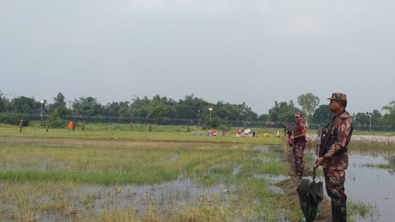 ৭০ ঘণ্টার অবসান, বড়বাড়ি সীমান্তের শূন্যরেখা থেকে ১০ জনকে সরিয়ে নিল বিএসএফ 1 বড়বাড়ি সীমান্ত