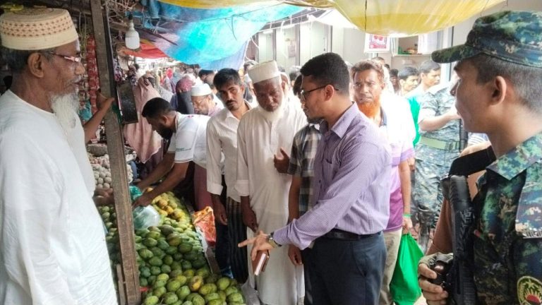 ভ্রাম্যমাণ আদালতের অভিযান ঘিরে ঝালকাঠি বড় বাজারে ব্যবসায়ীদের বিক্ষোভ 1 ঝালকাঠি বড় বাজারে ব্যবসায়ীদের বিক্ষোভ