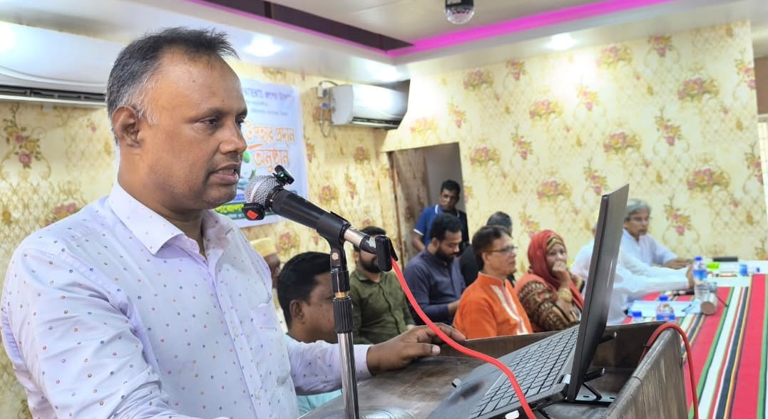 দেবীদ্বার সুজাত আলী সরকারি কলেজ মিলনায়তনে আয়োজিত অনুষ্ঠানে ক্যান্সার আক্রান্ত রোগীদের মাঝে আর্থিক অনুদান, ঔষধি গাছের চারা ও বীজ বিতরণ করছেন প্রধান অতিথি কুমিল্লা শিক্ষা বোর্ডের চেয়ারম্যান প্রফেসর মো. আহসান পারভেজ। এ সময় উপস্থিত ছিলেন আয়োজক ও অতিথিবৃন্দ। ছবি : আজকের কথা দেবীদ্বারে ৩৮ ক্যান্সার রোগীর পাশে মানবিক উদ্যোগ, আর্থিক সহায়তা ও ঔষধি গাছের চারা বিতরণ