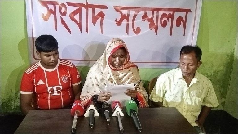নওগাঁয় স্কুলছাত্রী নিখোঁজের ঘটনায় অপহরণের অভিযোগ, মেয়েকে উদ্ধারের দাবিতে মায়ের সংবাদ সম্মেলন 1 নওগাঁয় স্কুলছাত্রী অপহরণের অভিযোগ