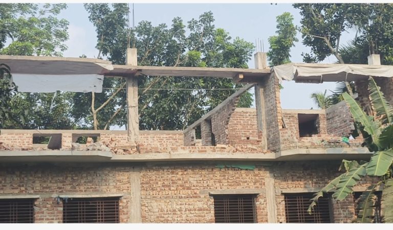নওগাঁয় জমি নিয়ে ভাইয়ে ভাইয়ে যুদ্ধ, বসতবাড়িতে হামলা-ভাঙচুর ও লুটপাটের অভিযোগ 1 নওগাঁ জমি বিরোধ হামলা