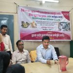 দেবীদ্বার ব্র্যাকের স্বপ্নসারথী কিশোরীদের মাঝে হাঁস-মুরগির ছানা বিতরণ করছেন উপজেলা নির্বাহী কর্মকর্তা অশোক বিক্রম চাকমা।