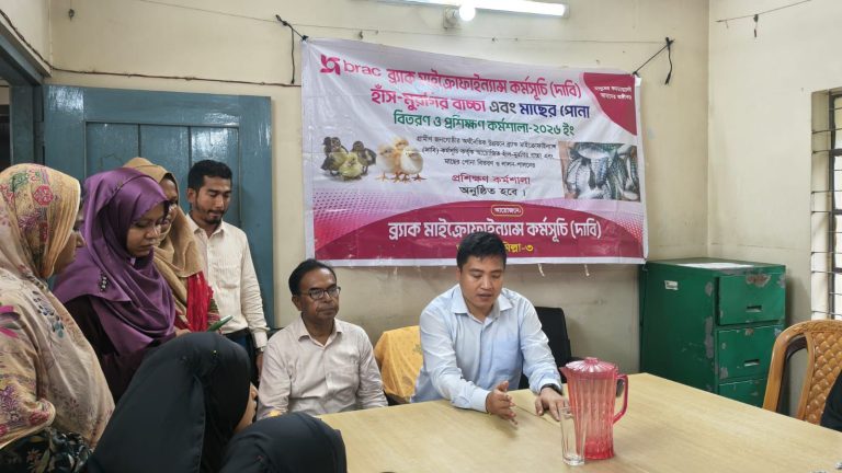 দেবীদ্বারে ব্র্যাকের উদ্যোগে স্বপ্নসারথী কিশোরীদের মাঝে হাঁস-মুরগির ছানা বিতরণ 1 দেবীদ্বার ব্র্যাকের স্বপ্নসারথী কিশোরীদের মাঝে হাঁস-মুরগির ছানা বিতরণ করছেন উপজেলা নির্বাহী কর্মকর্তা অশোক বিক্রম চাকমা।