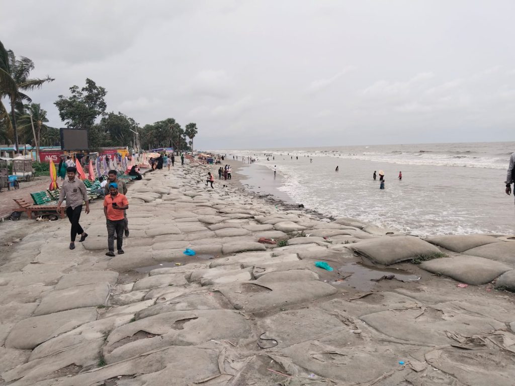 কুয়াকাটায় পর্যটকের ভিড়, বাড়ছে সাগর-ঢেউ দেখার আকর্ষণ