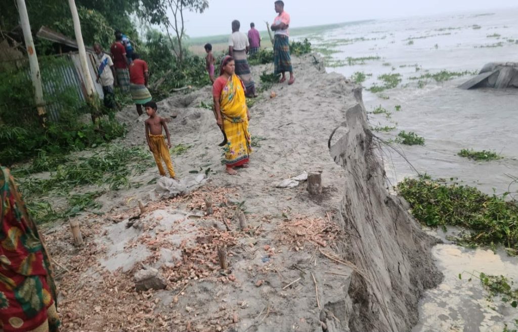 সুন্দরগঞ্জে তিস্তার ভয়াবহ ভাঙন, এক সপ্তাহে নদীগর্ভে বিলীন ৫ শতাধিক বসতভিটা 1 তিস্তা নদীর অব্যাহত ভাঙনে সুন্দরগঞ্জ উপজেলার নদীতীরবর্তী এলাকায় বসতভিটা ও ফসলি জমি নদীগর্ভে বিলীন হচ্ছে।