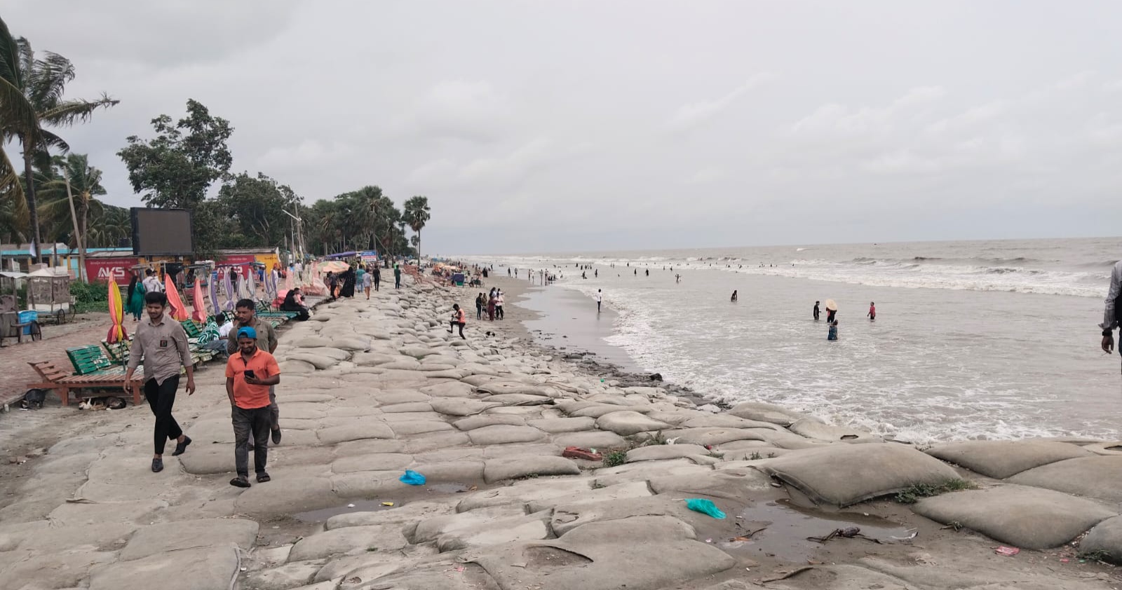 Oplus_16908288 কুয়াকাটায় পর্যটকের ভিড়, বাড়ছে সাগর-ঢেউ দেখার আকর্ষণ