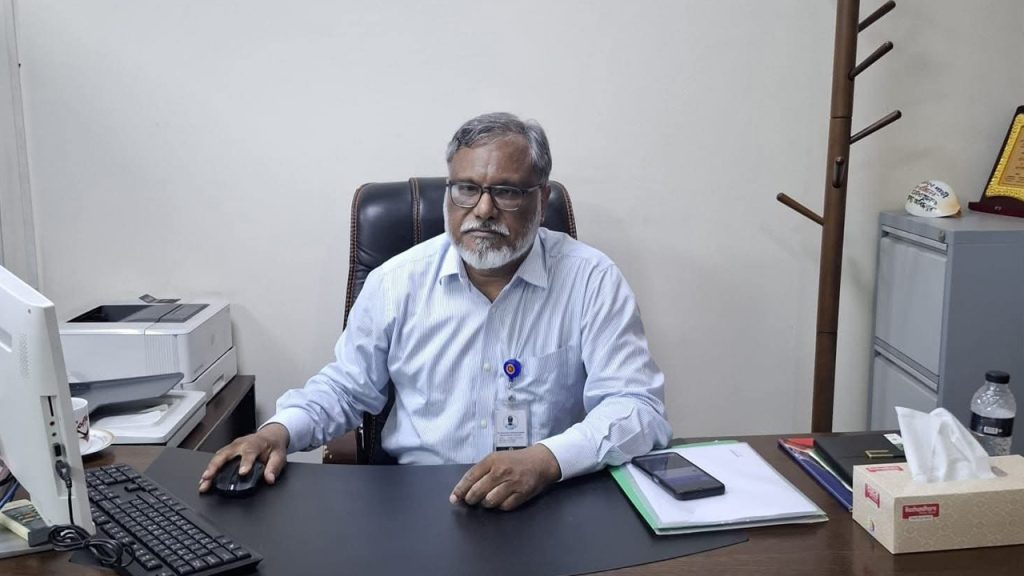 এবার সাংবাদিকদের দিয়ে টয়লেট পরিষ্কার করাতে চান স্বাস্থ্য কর্মকর্তা
