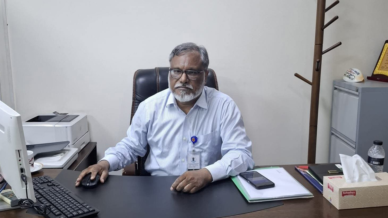এবার সাংবাদিকদের দিয়ে টয়লেট পরিষ্কার করাতে চান স্বাস্থ্য কর্মকর্তা