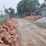 প্রধানমন্ত্রীর যাবার পরপরই তুলে নেয়া হলো সেই রাস্তার ইট সফরে, বৃষ্টিতে কাদায় ডুবছে জনপদ 3 প্রধানমন্ত্রীর জন্য ভাড়ার ইটের রাস্তা