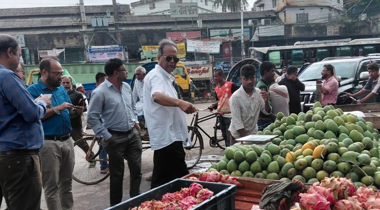 নালা দখল করে দোকান নির্মাণ, ক্ষোভ ঝাড়লেন সিডিএ চেয়ারম্যান