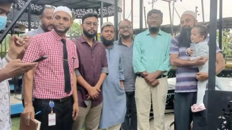 কক্সবাজার যাওয়ার পথে কুমিল্লায় রেস্টুরেন্টে শিশুকন্যাকে রেখে চলে গেল পাকিস্তানি পরিবার, প্রশাসনের তৎপরতায় নিরাপদে ফিরল নাফিসা 1 কুমিল্লায় রেস্টুরেন্টে রেখে যাওয়া পাকিস্তানি শিশুকন্যা উদ্ধার