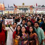 ফেসবুক, বই ও পাঠকের প্রতীকী চিত্র