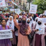 শিক্ষক বদলির সিদ্ধান্তে উত্তাল কুমিল্লা মহিলা কলেজ, প্রতিবাদে ক্যাম্পাস ছাড়িয়ে সড়কে শিক্ষার্থীরা