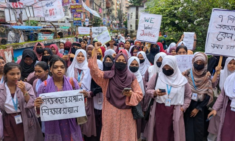 শিক্ষার্থীদের আন্দোলনের ২৪ ঘণ্টা না পেরোতেই কুমিল্লা মহিলা কলেজে ৬ শিক্ষকের নতুন পদায়ন 1 আন্দোলনের পরদিনই নতুন পদায়ন, কুমিল্লা মহিলা কলেজে শিক্ষা মন্ত্রণালয়ের নতুন সিদ্ধান্ত