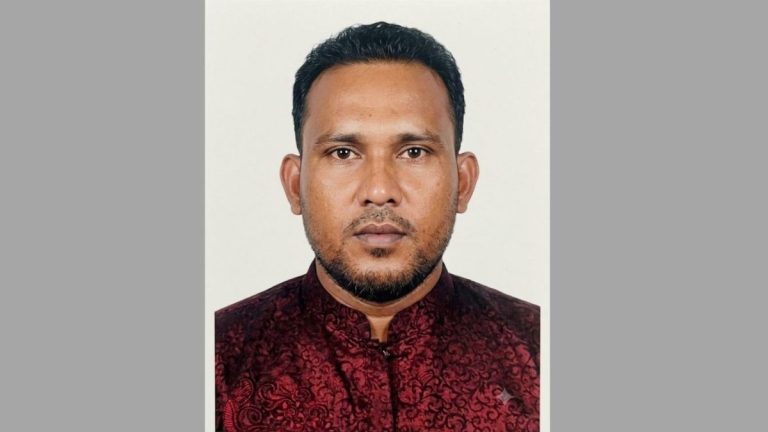 গৌরীপুর শ্রমিক ইউনিয়নের পিকআপ চালক মানিকের মৃত্যুকে ঘিরে হত্যার অভিযোগ 1 গৌরীপুরে নিহত শ্রমিক ইউনিয়নের সাবেক সহ-সভাপতি ও পিকআপ চালক মানিক মিয়াকে নিয়ে স্বজনদের শোক।