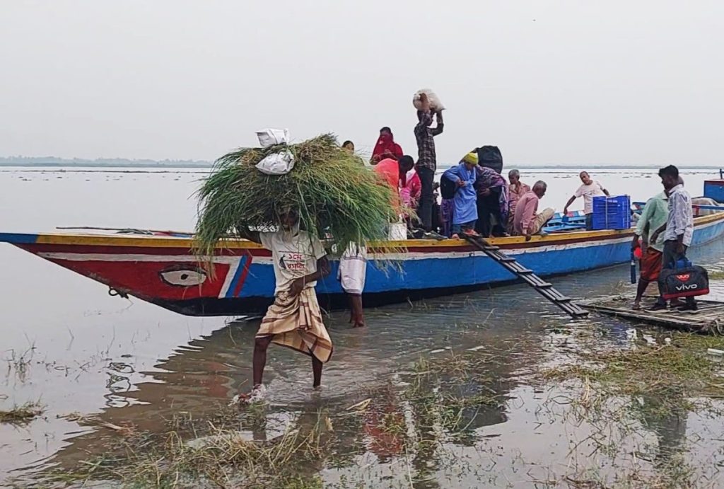 খেয়াঘাটের দরপত্রে অসুস্থ প্রতিযোগিতা, বাড়তে পারে চরবাসীর যাতায়াত ব্যয় 1 শাহজাদপুরের কৈজুরি ইউনিয়নের যমুনা চরের খেয়াঘাটে নৌকায় নদী পারাপার করছেন যাত্রী।