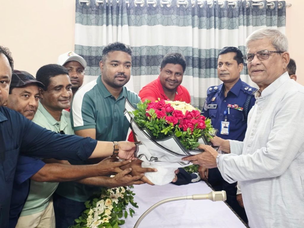 ঠাকুরগাঁও প্রেসক্লাবে সাংবাদিকদের উদ্দেশে বক্তব্য দিচ্ছেন মির্জা ফখরুল ইসলাম আলমগীর