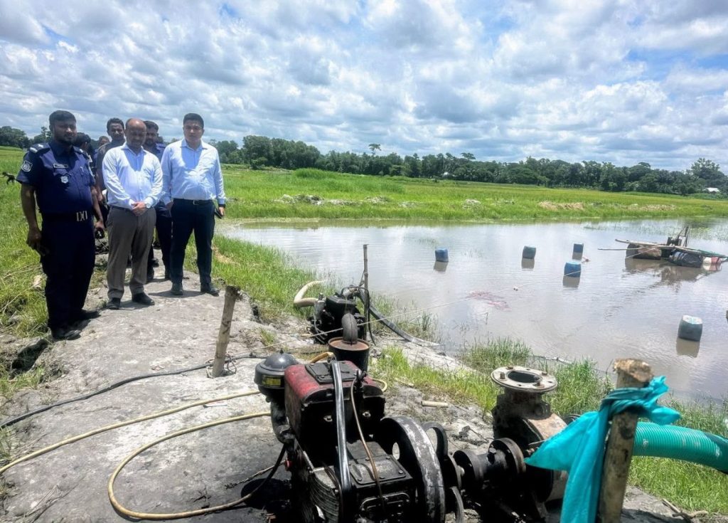 দেবীদ্বারে অবৈধ ড্রেজারের বিরুদ্ধে অভিযান, ৩ ড্রেজার ধ্বংস; ১,৫০০ ফুট পাইপ জব্দ ও বিনষ্ট