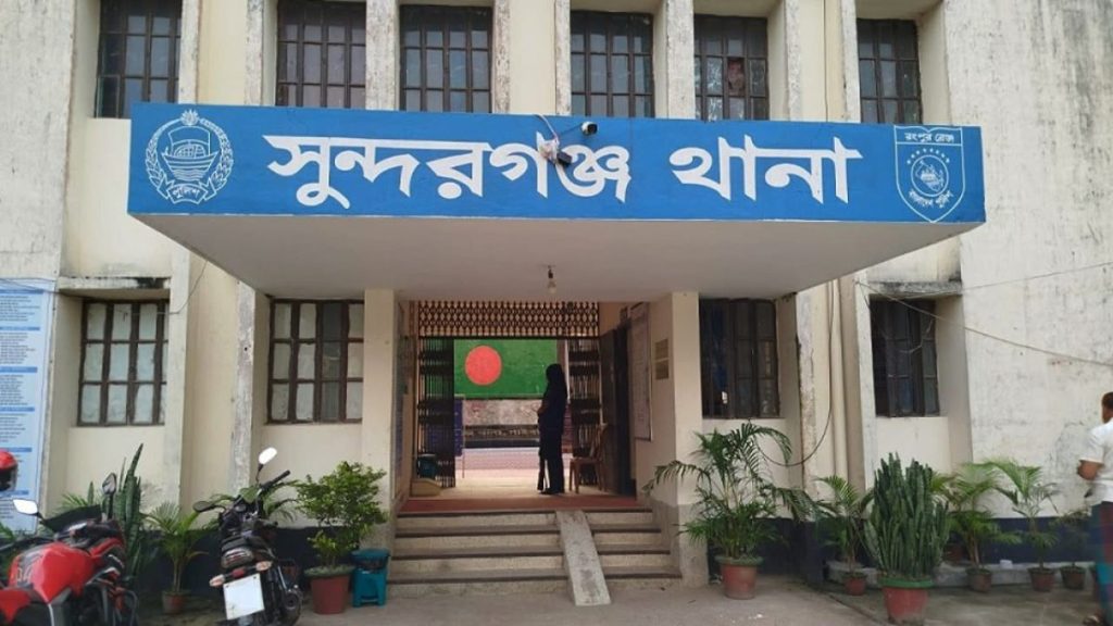 সুন্দরগঞ্জে সালিশি বৈঠকেই রক্তাক্ত হত্যাকাণ্ড, নিহত জাপা নেতা; একই পরিবারের ৫ জন আটক 1 সুন্দরগঞ্জে সালিশি বৈঠকে হামলায় নিহত জাপা নেতা আব্দুর রাজ্জাক মিয়ার ঘটনায় ঘটনাস্থলে পুলিশ।