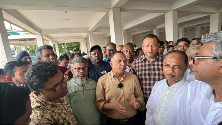 ভৈরবে ২১ কোটি টাকার মৎস্য অবতরণ কেন্দ্র পরিদর্শনে প্রতিমন্ত্রী, দ্রুত চালুর আশ্বাস 1 ভৈরবে মৎস্য অবতরণ কেন্দ্র পরিদর্শন ও জিও ব্যাগ ডাম্পিং কার্যক্রমে প্রতিমন্ত্রী শরীফুল আলম।