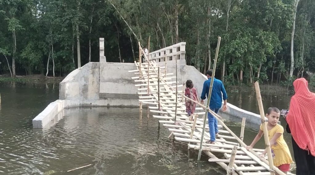 কোটি টাকার সেতু, উঠার রাস্তা নেই; বাঁশের সাঁকোই ২০ হাজার মানুষের ভরসা