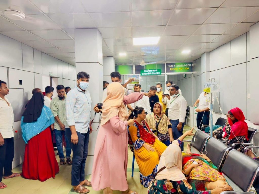 শ্রীপুরের পোশাক কারখানায় রহস্যজনকভাবে অসুস্থ ৭০ শ্রমিক, ৭ জনের অবস্থা আশঙ্কাজনক 1 শ্রীপুরের পোশাক কারখানায় অসুস্থ শ্রমিকদের হাসপাতালে চিকিৎসা দেওয়া হচ্ছে।