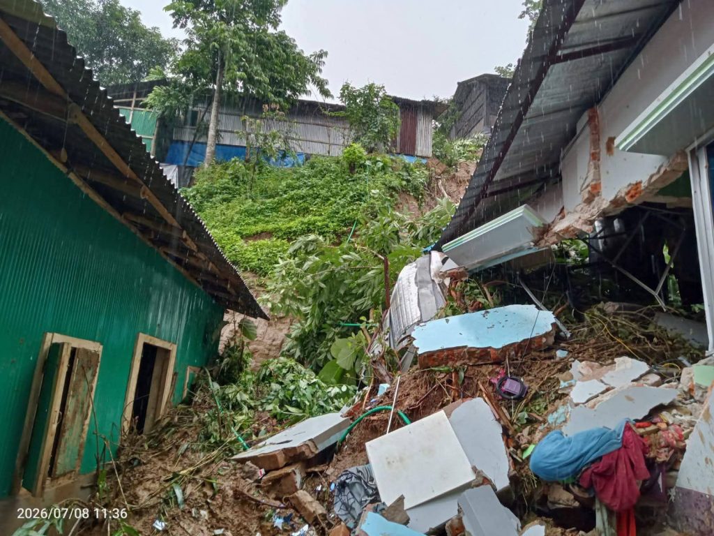 লামায় পাহাড়ধসে শিশুসহ ৫ জন নিহত, টানা বৃষ্টিতে বাড়ছে দুর্যোগের শঙ্কা