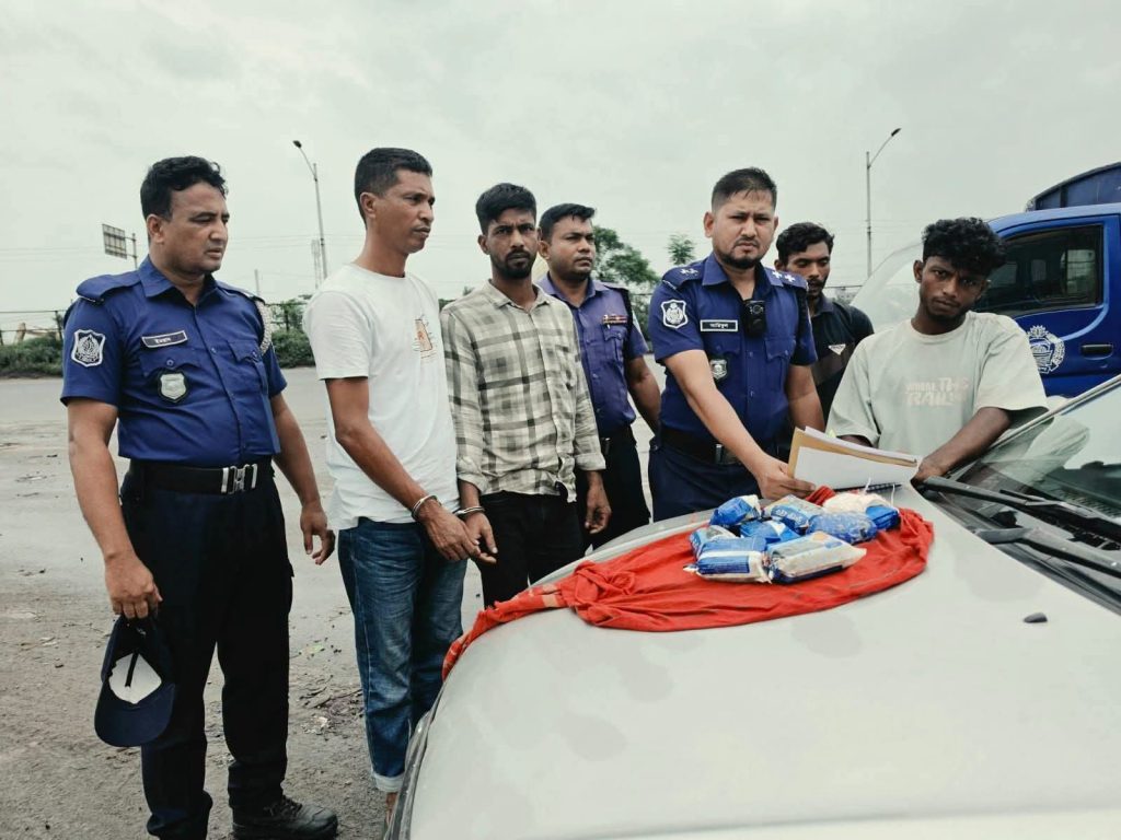 দাউদকান্দিতে ১৬ হাজার ইয়াবাসহ দুই মাদক কারবারি আটক, জব্দ প্রাইভেটকার 1 দাউদকান্দিতে পুলিশের অভিযানে উদ্ধার হওয়া ১৬ হাজার পিস ইয়াবা ও জব্দকৃত প্রাইভেটকার।