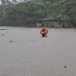 টানা বৃষ্টি ও অস্বাভাবিক জোয়ারে হাতিয়ার বিস্তীর্ণ এলাকা প্লাবিত, দুর্ভোগে লাখো মানুষ 2 টানা বৃষ্টি ও অস্বাভাবিক জোয়ারে হাতিয়ার বিস্তীর্ণ এলাকা প্লাবিত হয়ে পানিবন্দি হয়ে পড়েছেন উপকূলের মানুষ।