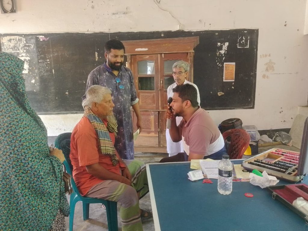 দেবীদ্বারে ১৫০ জনের বিনামূল্যে চক্ষু চিকিৎসা, ৩০ রোগীকে ছানি অস্ত্রোপচারের জন্য হাসপাতালে প্রেরণ 1 দেবীদ্বারের বাকসার উচ্চ বিদ্যালয়ে আয়োজিত বিনামূল্যের চক্ষু চিকিৎসা শিবিরে এক রোগীর চোখ পরীক্ষা করছেন বিশেষজ্ঞ চিকিৎসক।