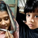 ঝালকাঠির নলছিটিতে সুগন্ধা নদীতে ঝাঁপ দেওয়ার পর মা ও শিশুকে উদ্ধার করছেন স্থানীয়রা