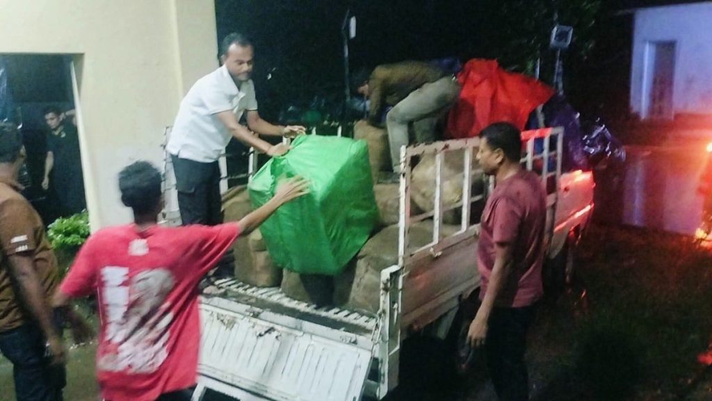 ফেনীতে পুলিশের বিশেষ অভিযানে ৪০ লাখ টাকার ভারতীয় শাড়ি ও ওষুধ জব্দ