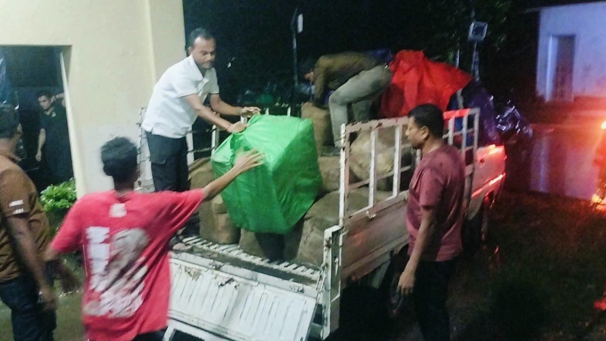 ফেনীতে পুলিশের বিশেষ অভিযানে ৪০ লাখ টাকার ভারতীয় শাড়ি ও ওষুধ জব্দ